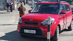«Киа Соул» припарковали, перекрыв пешеходный переход. Фото