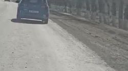 Дорога в аэропорт возле стройки нового Ошского рынка вся в грязи. Видео горожанина