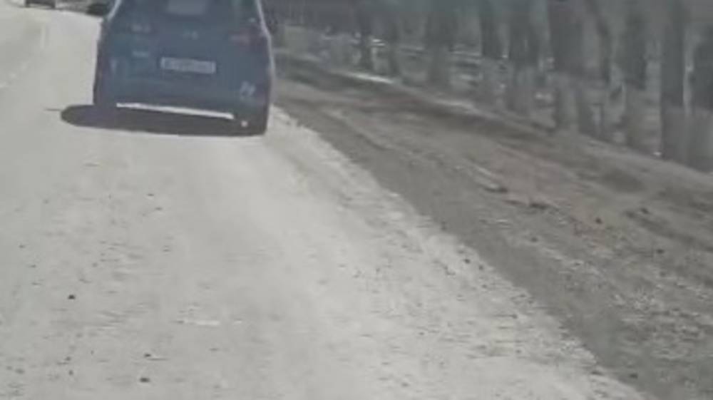 Дорога в аэропорт возле стройки нового Ошского рынка вся в грязи. Видео горожанина