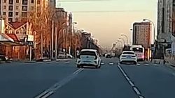 На Айтматова «Киа» выезжает на встречку и пересекает двойную сплошную. Фото