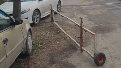Законно ли на Джунусалиева установили шлагбаум? Фото горожанина