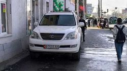 Lexus GX 470 стоит на тротуаре возле Ошского рынка. Фото