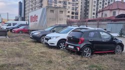 Еще одна зеленая зона на Южной магистрали превращается в парковку. Фото