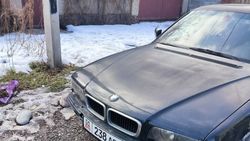 На ул.Адышева полгода стоит бесхозный BMW 730. Фото