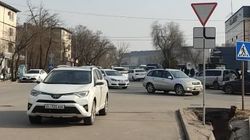 «Тойоту» припарковали посреди дороги. Фото