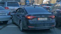 Водитель «Сонаты» припарковался на перекрестке, включил аварийку и создал затор. Видео