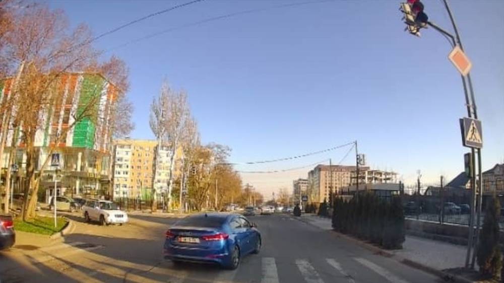«Хендай» и «Киа К5» проехали на красный. Видео