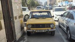 «Жигули» припарковали на тротуаре у Дворца спорта. Фото