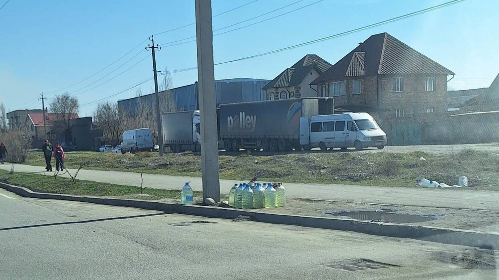 Новые точки стихийной продажи ГСМ на Профсоюзной. Фото горожанина
