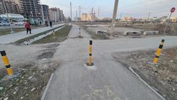 В Джале установили железные стойки и бетонные блоки, ликвидировав стихийную стоянку. Фото горожанина