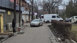 «Тойота» заехала на тротуар на Айтматова. Фото