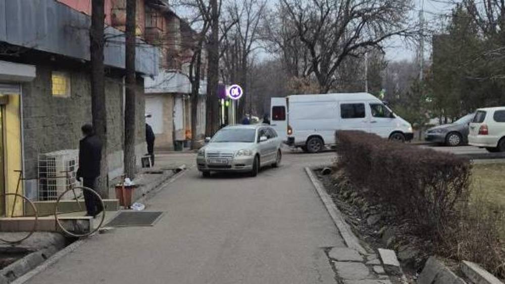 «Тойота» заехала на тротуар на Айтматова. Фото