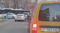«Камри» выехала на встречку и создала затор. Видео