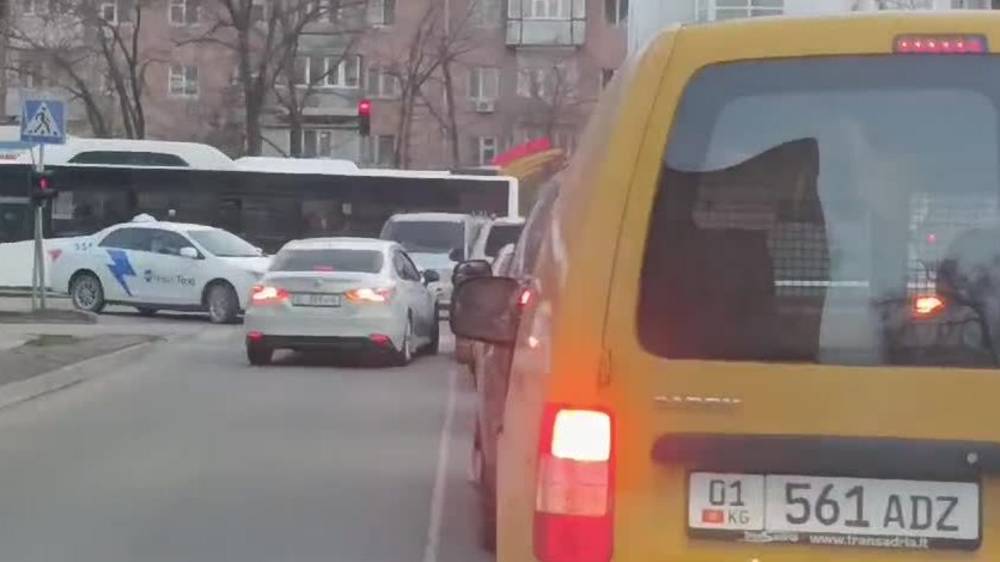 «Камри» выехала на встречку и создала затор. Видео