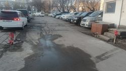 Законно ли возле бани «Жыргал» организовали закрытую парковку? - горожанин