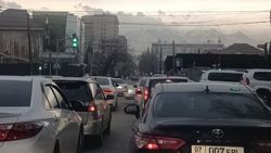 Горожанин просит обеспечивать порядок движения авто на Горького—Элебаева в часы-пик