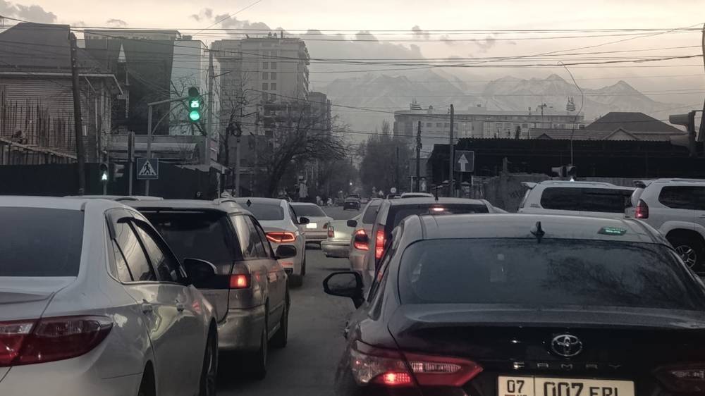Горожанин просит обеспечивать порядок движения авто на Горького—Элебаева в часы-пик