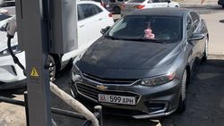 «Шевроле» заблокировал станцию зарядки электромобилей. Фото горожанина
