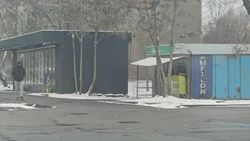 Законно ли на Суюмбаева установили два павильона? Фото горожанина