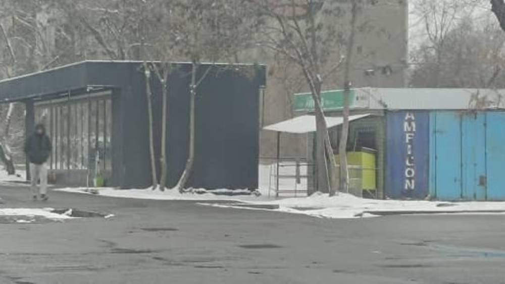 Законно ли на Суюмбаева установили два павильона? Фото горожанина
