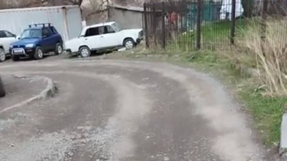 Житель Юг-2 жалуется на состояние дороги. Ответ мэрии