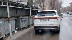 «Джетур» припарковали, заблокировав мусорные баки. Фото горожанина