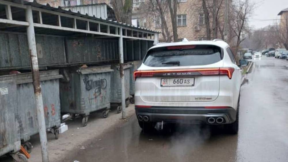 «Джетур» припарковали, заблокировав мусорные баки. Фото горожанина