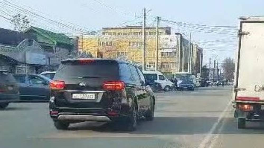 На Ошском рынке водители массово едут по встречке. Видео