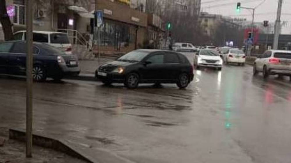 «Цивик» с российскими номерами стоит на «зебре». Фото