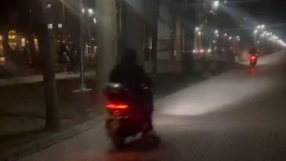 По аллеям бульвара Эркиндик разъезжают мотороллеры. Видео горожанина