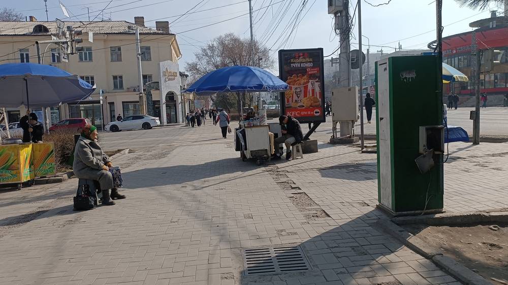 Горожанин жалуется на стихийную торговлю возле ЦУМа. Фото