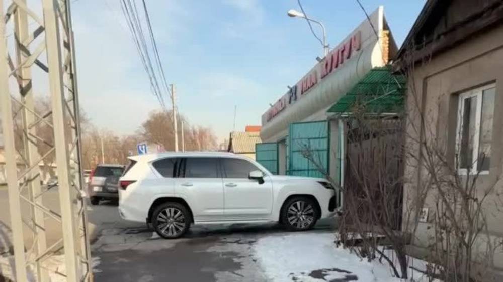 Клиенты автомойки на Горького перекрыли тротуар. Видео горожанина