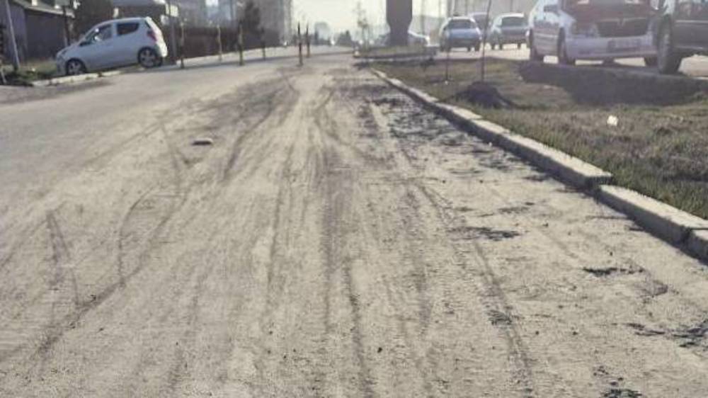 «Тазалык» так и не убрал грязь на тротуаре по Южной магистрали. Фото