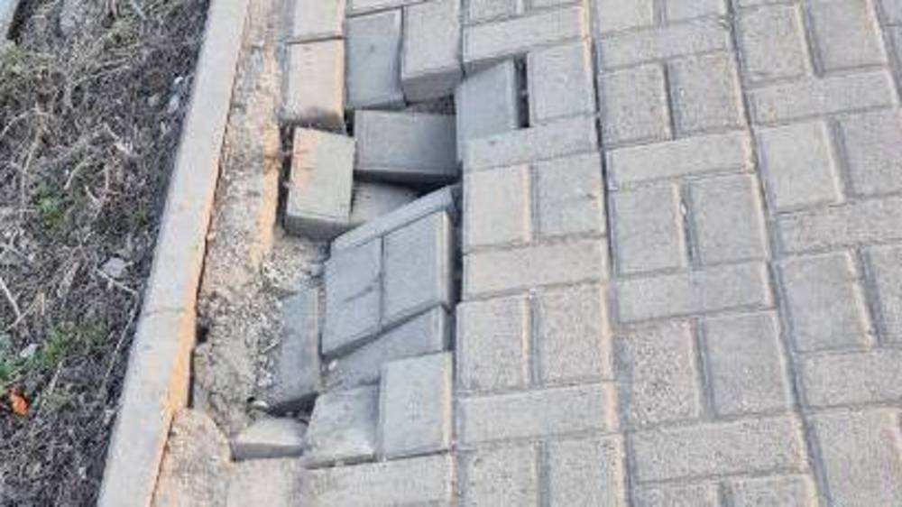 На тротуаре в Джале провалилась брусчатка. Фото
