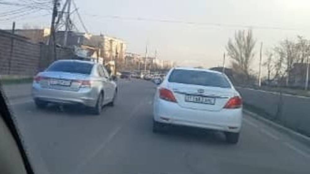 «Хонда» объезжает пробку по встречке. Видео