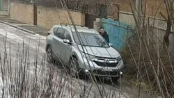 Мужчина на «Хонде» выгрузил 9 мешков с мусором у чужого дома и уехал. Видео