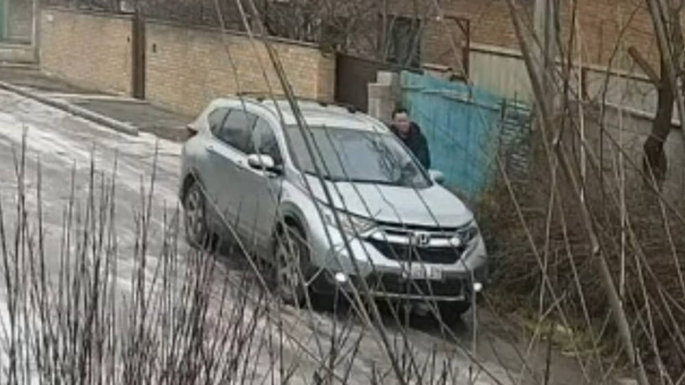 Мужчина на «Хонде» выгрузил 9 мешков с мусором у чужого дома и уехал. Видео