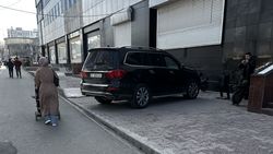 «Мерседес GL450» припарковали, проехав через тротуар. Фото