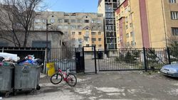 Законно ли жители дома по Ажибек баатыра установили железные ворота и забор? Фото и видео горожанки