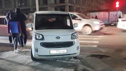 «Киа» припарковали на «зебре» в Джале. Видео