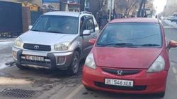 Велодорожка на Токтогула заставлена машинами. Фото