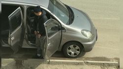 В Бишкеке мужчина справил нужду у школы средь бела дня