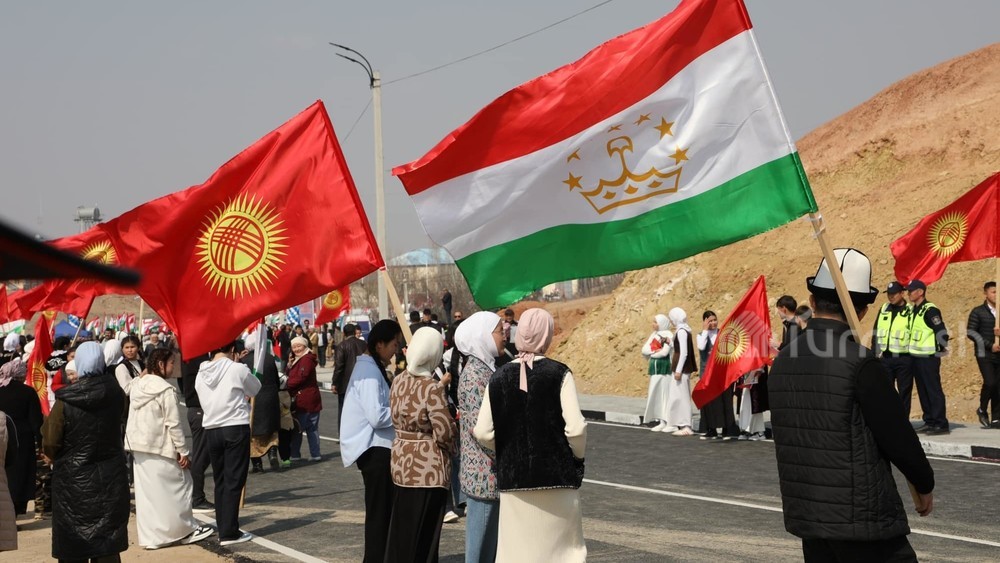 Момент открытия кыргызско-таджикской границы