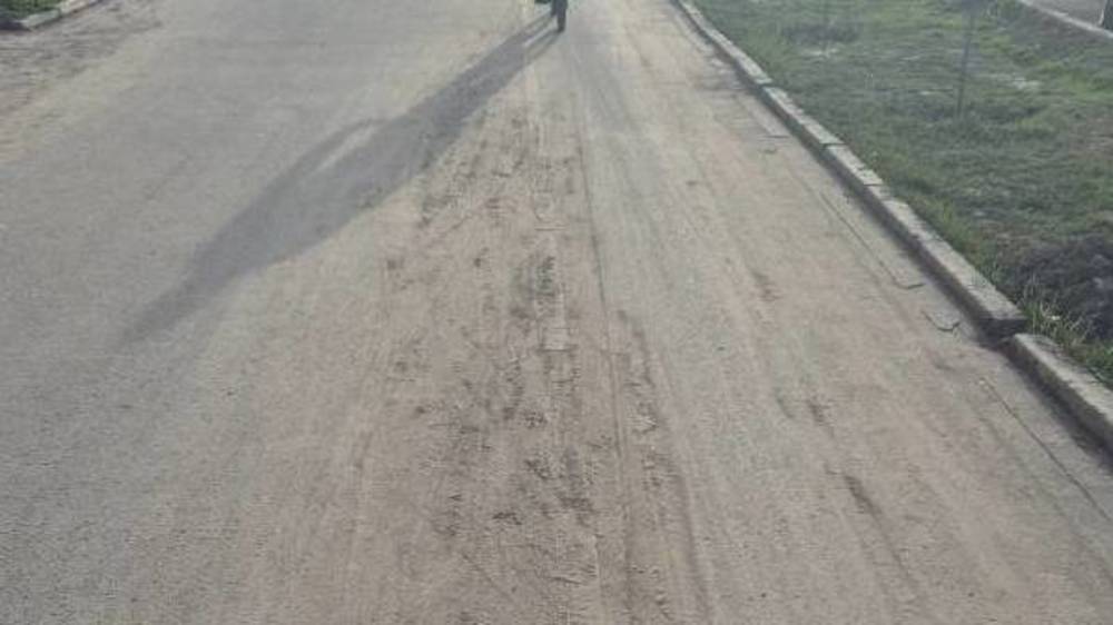 Тротуар на Южной магистрали все еще в грязи и пыли. Фото горожанина