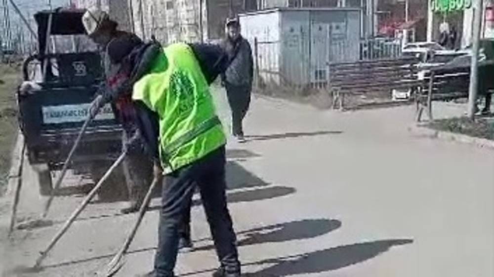 «Тазалык» убрал грязь на тротуаре на Южной магистрали. Видео мэрии