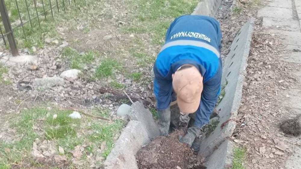 «Бишкекводоканал» убрал со собой мусор, оставленный в 10 мкр. Фото мэрии