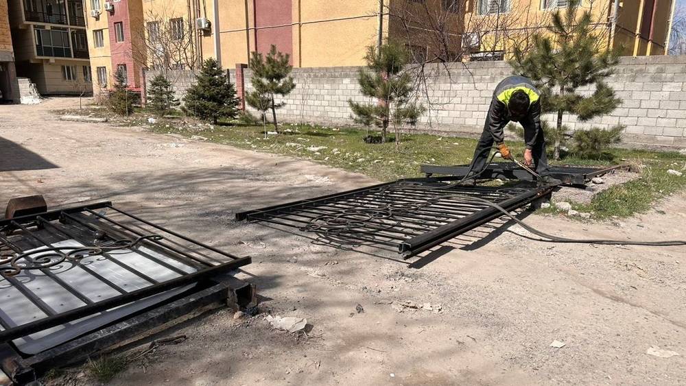 Железные ворота на Ажыбек баатыра демонтировали после жалобы горожанина. Фото мэрии
