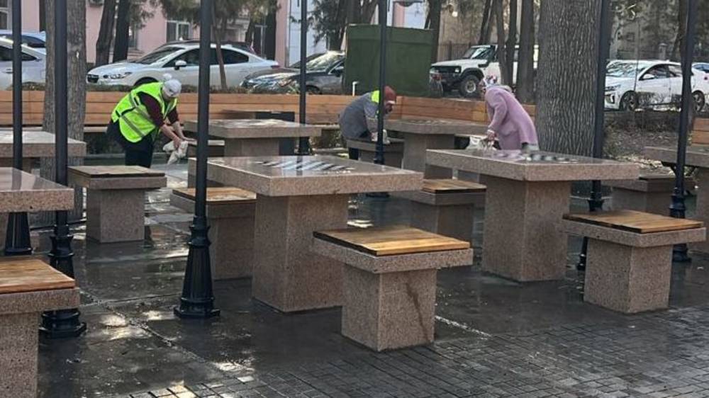 На шахматной площадке на бульваре Эркиндик сделали генуборку, - мэрия