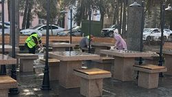 На шахматной площадке на бульваре Эркиндик сделали генуборку, - мэрия