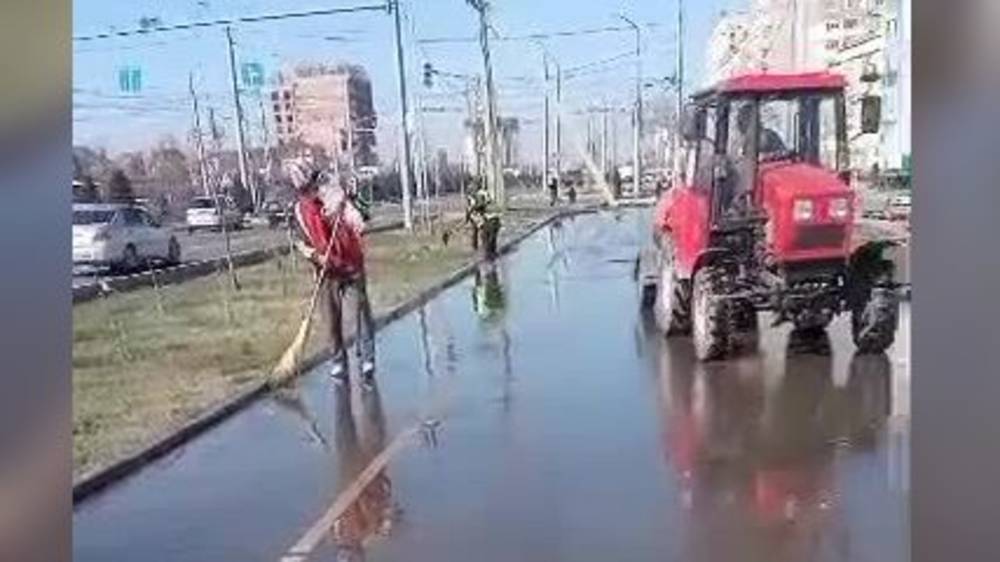 Тротуар на Южной магистрали помыли и почистили. Видео